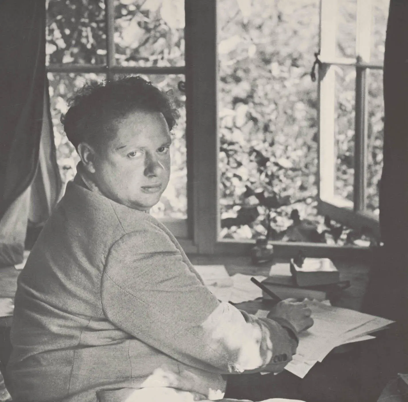 Dylan Thomas was a secular priest of a generation who chanted his poetry at the - фото 18