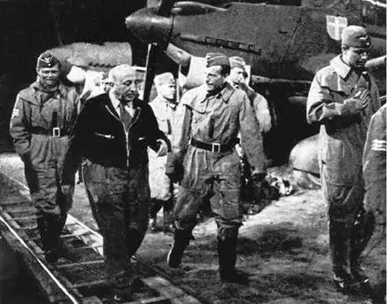 Режиссер Карл Риттер на съемках фильма Бомбардировщики 1941 Вторым - фото 38