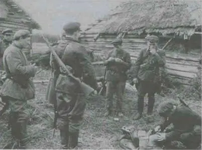 Партизаны собираются на боевую операцию Советские партизаны в бою 25 - фото 50