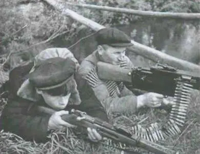 Советские партизаны в бою 25 ноября 1942 года партизанский отряд атаковал - фото 51