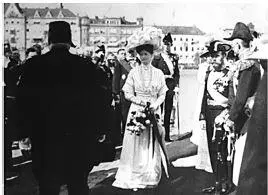Николай II со своей супругой в Швеции 26 июня 1909 г Несмотря на неприятный - фото 4