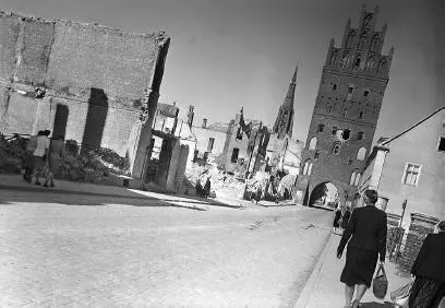 Luisenstrasse and Luise Gate after the fire When Ursula Strohschein and her - фото 5