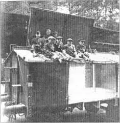 Малолетние узники на разгрузке вагонов На заднем плане В А Федоров 1940е - фото 7