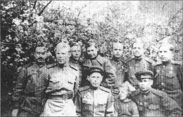Люда Ермолюк Руденкова с воинамиосвободителями 795 артиллерийского полка - фото 20