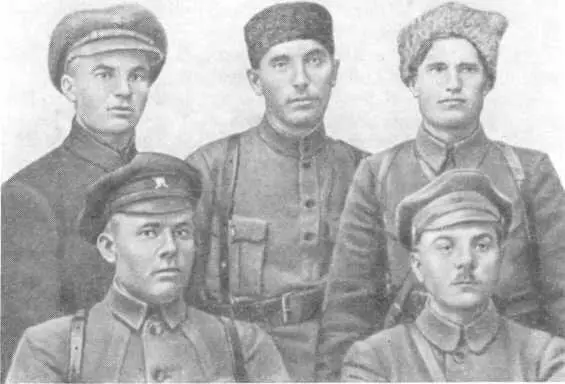 К Е Ворошилов с группой командиров Первой Конармии В центре О Дундич Не - фото 14