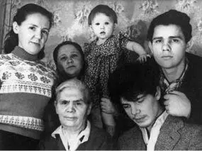 Семья Ерофеевых Слева направо стоят старшая сестра Тамара жена старшего - фото 24