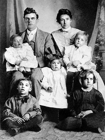 ВВ Воган с женой и детьми Дом Риты и Билла Смита до взрыва и после - фото 26