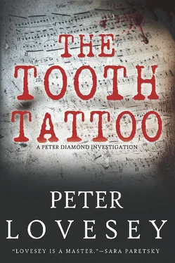 Питер Ловси The Tooth Tattoo обложка книги