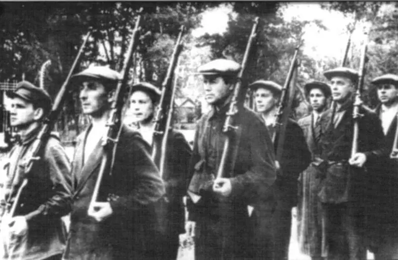 Бойцы истребительного батальона Пролетарского района Осень 1941 года - фото 12