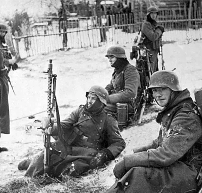 Немецкие пулемётчики на привале Осень 1941 года была ранней с морозами и - фото 29
