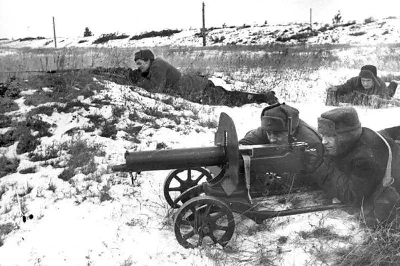 Советские пулеметчики в бою осеньзима 1941 года Решил танковым полком без - фото 30