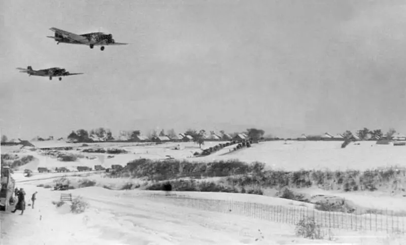 Транспортные Ju 52 в районе Калинина Не сумев прорвать оборону часть группы - фото 31