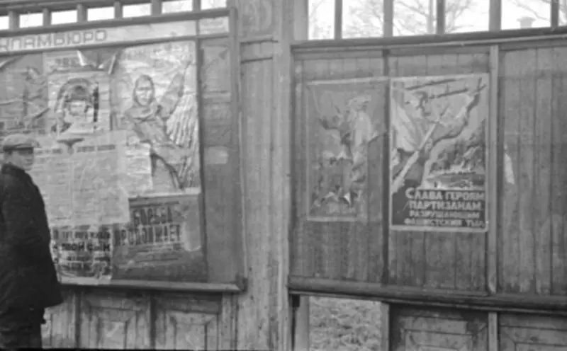 Житель Калинина читает приказ оккупационных властей наклеенный прямо на - фото 49