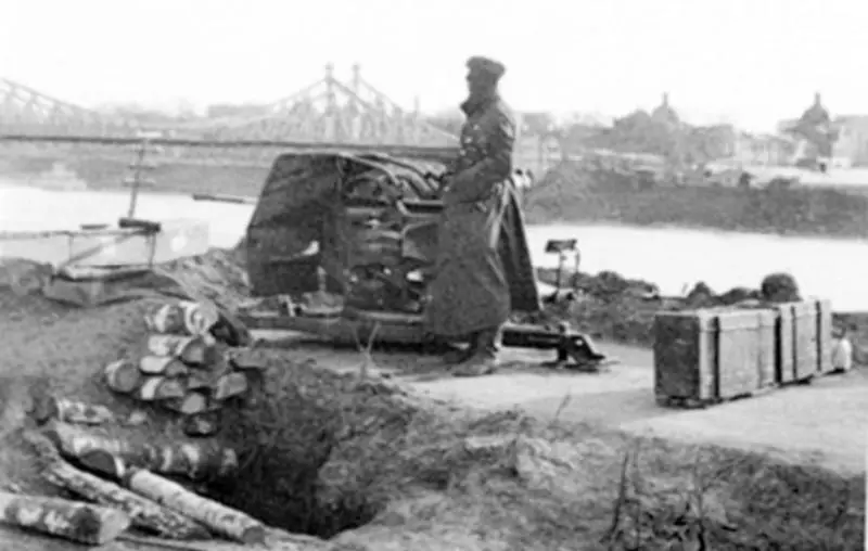 Немецкое зенитное орудие на позиции в Заволжье Вдали видны Волжский мост и - фото 55