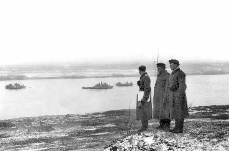 Немецкая лодочная переправа через Волгу в районе Калинина От мысли о взятии - фото 58