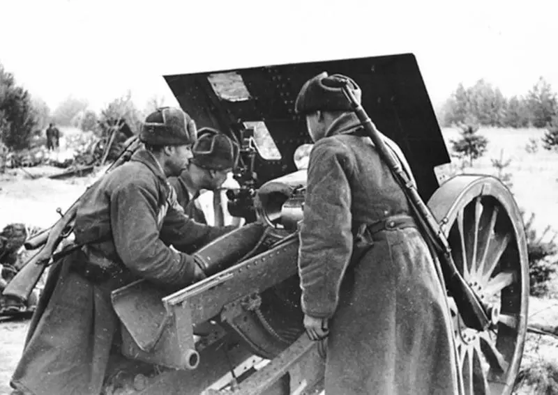 Расчет советской 152мм гаубицы в бою под Калинином Основным игроком и - фото 60