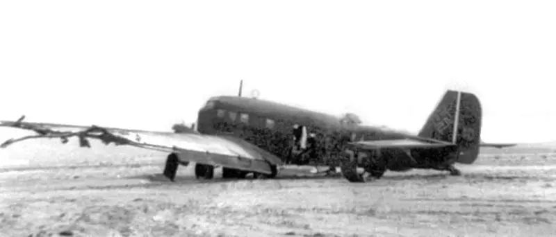 Транспортный Ju 52 со снятыми моторами и повреждениями крыла на одном из - фото 64