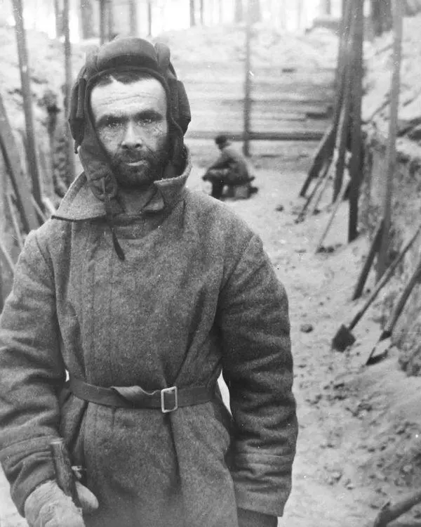 Советский военнопленный на земляных работах в Калинине ноябрь 1941 года - фото 65