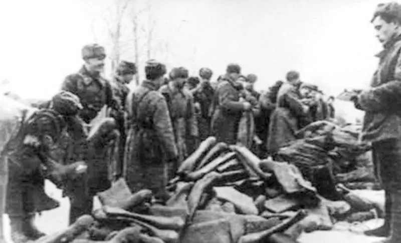 Выдача валенок советским бойцам В ходе этих неудачных атак дивизия и приданные - фото 66