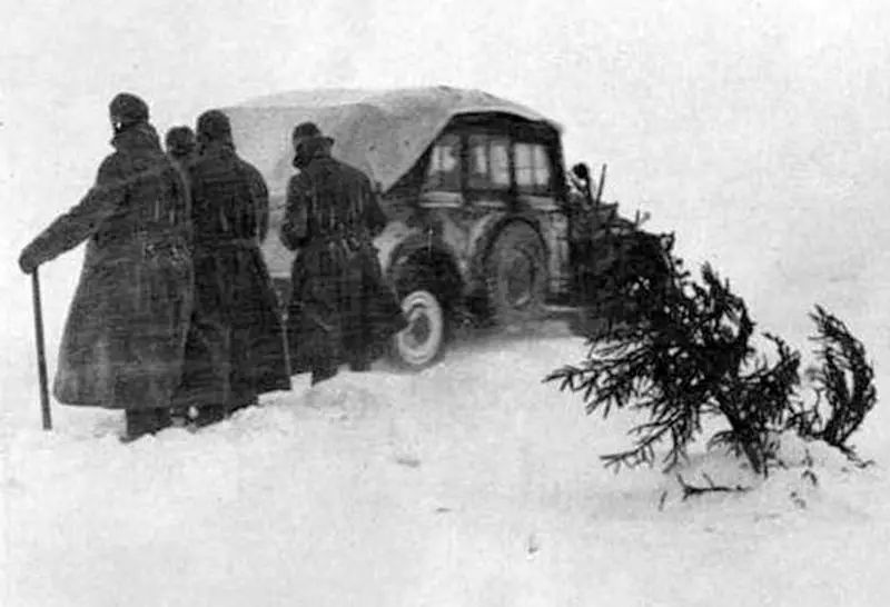 Немецкий легковой автомобиль преодолевает снежную преграду Район Калинина - фото 79