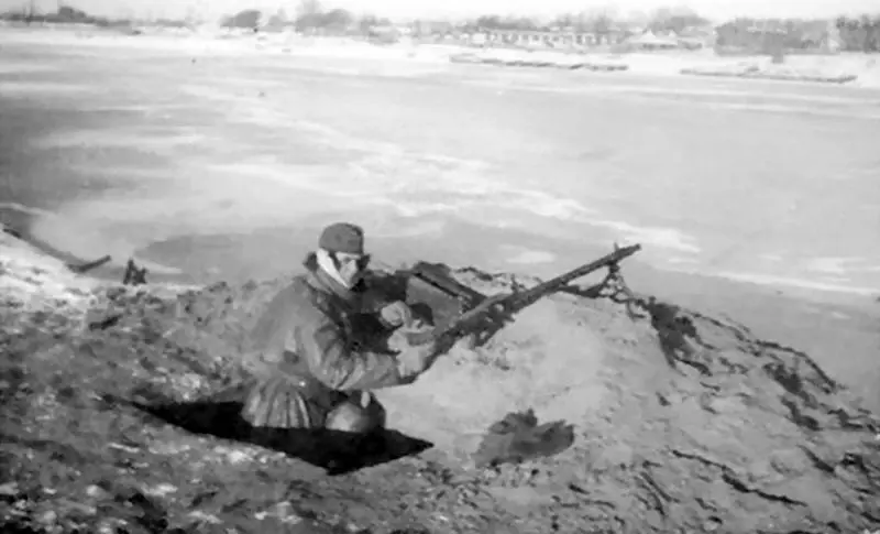 Немецкий пулеметчик в окопе на берегу Волги в районе Калинина 161я пехотная - фото 81