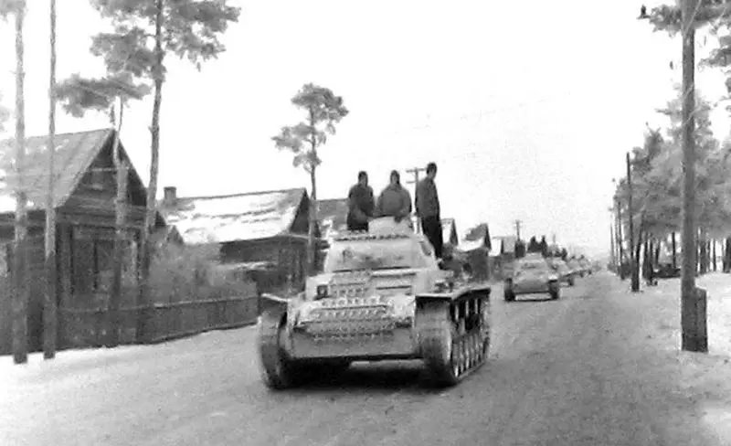 Танки PzKpfwIII 1й танковой дивизии на марше 19 ноября 1941 года С другой - фото 85