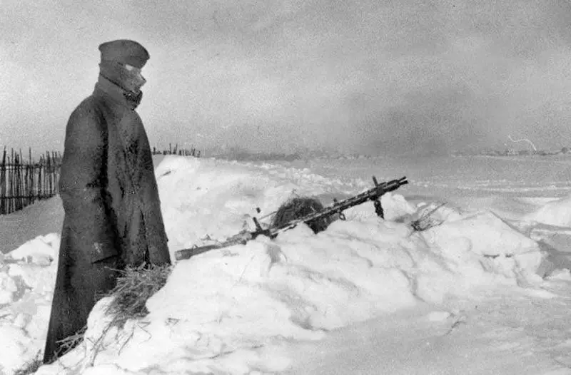Немецкий пулеметчик на позиции Район Калинина ноябрь 1941 года В связи с - фото 87