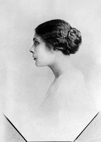 Лиля Брик Около 1917 г Лиля Брик и Владимир Маяковский Ялта 1926 г - фото 2