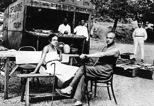 Лиля Брик и Владимир Маяковский Ялта 1926 г Владимир Маяковский с Лилей и - фото 3