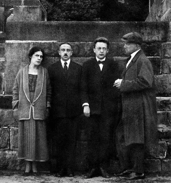 Лиля Брик Осип Брик Роман Якобсон и Владимир Маяковский 1923 г Владимир - фото 17