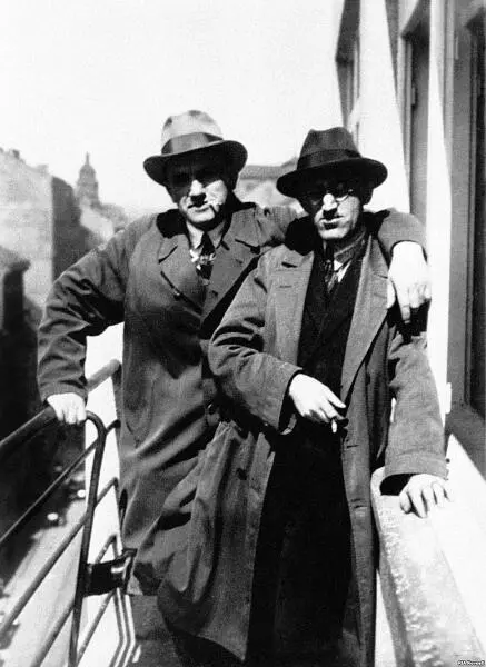 Владимир Маяковский и чешский поэт Йозеф Гора Прага 1927 г С Д - фото 18