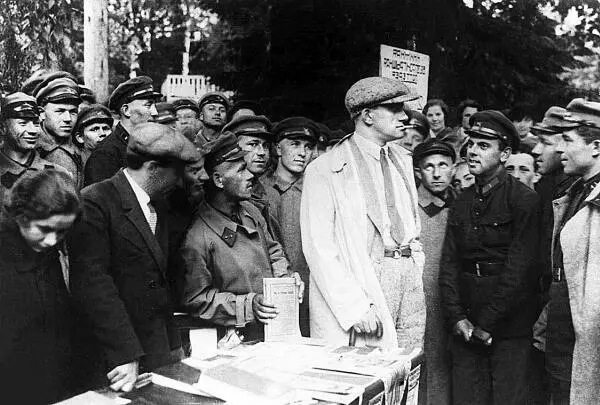 Владимир Маяковский на вечере книги в Октябрьских лагерях среди красноармейцев - фото 20
