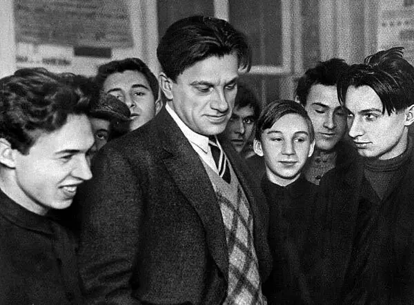 Владимир Маяковский на выставке 20 лет работы 1930 г Вероника Полонская - фото 21