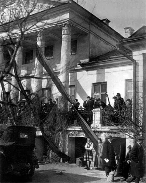 Писательский клуб в день похорон Владимира Маяковского 17 апреля 1930 г - фото 23