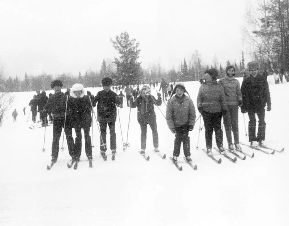 На пенсионерской горке в Корте всегда было многолюдно Фото 1969 года Может - фото 6