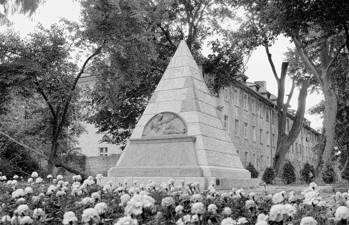 Памятник солдатам погибшим в Первой мировой войне Калининград В августе 1914 - фото 2