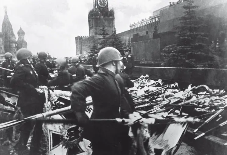 Немецкие военные знамена и штандарты к подножию Мавзолея Ленина 1945 год - фото 1