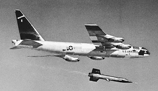 Ракетоплан X15 стартует с борта самолета B52 на высоте 137 км Армстронг в - фото 22