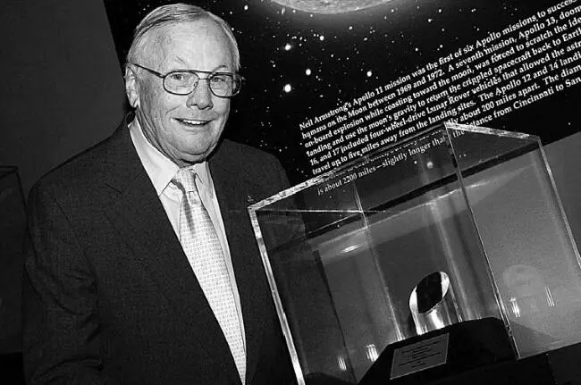 NASA подарило Нилу в личное пользование отдельный образец лунного камня в - фото 79