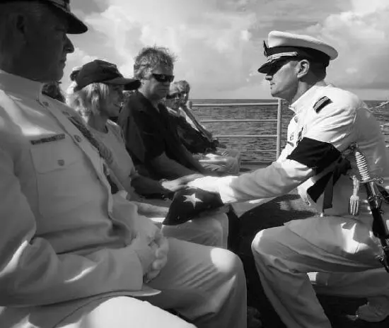 Церемония похорон Нила Армстронга в море состоялась на борту корабля ВМС США - фото 94
