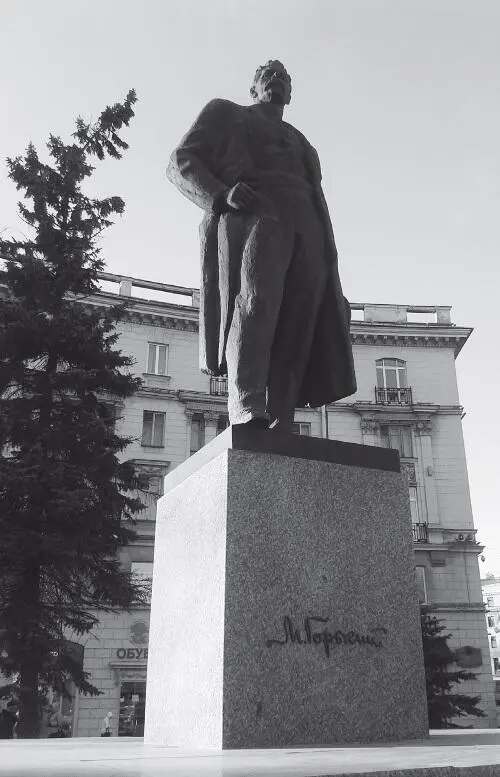 Памятник хоть и высокий без малого пять метров да плюс пьедестал но видным - фото 7