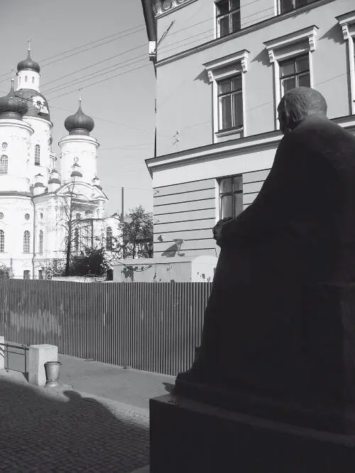 Мы стояли по левую сторону от памятника у гранитной тумбы и Федор Михайлович - фото 11