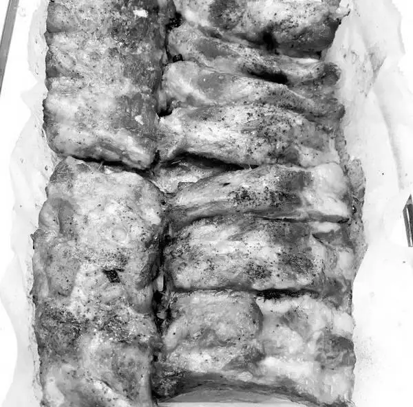 ВАМ ПОНАДОБИТСЯ Свиные ребра 1 кг Соль черный перец по вкусу - фото 15