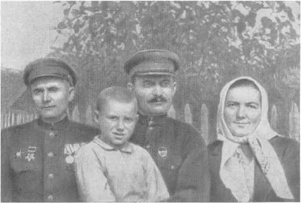 Вместе с П Д Родивилиным партизанили его жена Анна Федоровна и дочь Лиза С - фото 31