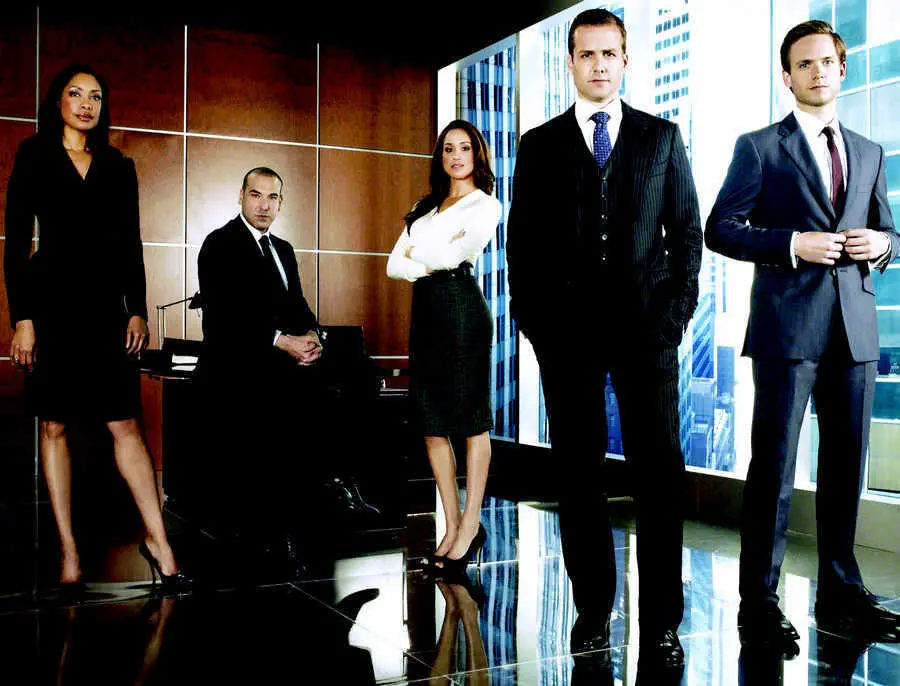 Продюсер сериала Форсмажоры по кастингу Джина Торрес слева в роли - фото 46