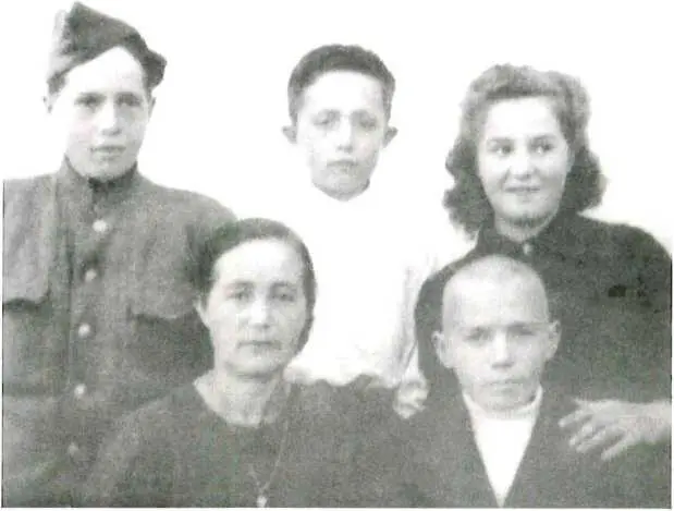 Моя семья слева направо Виктор Петр Маша Вася и мама Мой отец Иван - фото 3