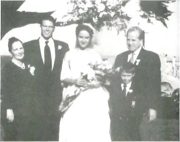 На свадьбе у Алены справа внук Илья Бывшие противники слева направо - фото 5