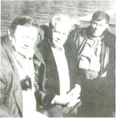 Бывшие противники слева направо Милтон Бирден автор и Леонид Шебаршим в - фото 6