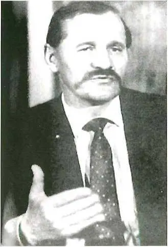 Виталий Юрченко 1985 г Вход в жилой комплекс советского посольства около - фото 7