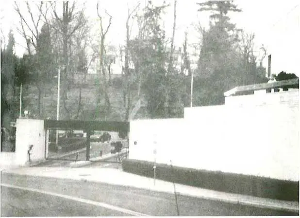 Вход в жилой комплекс советского посольства около Висконсинавеню куда пришел - фото 8